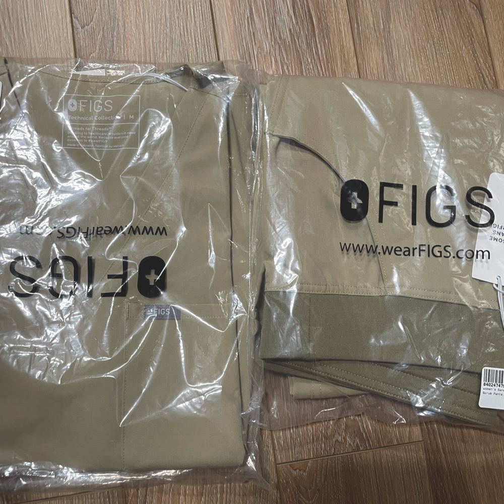 FIGS SET sandstone NWT M Catarina/Kade